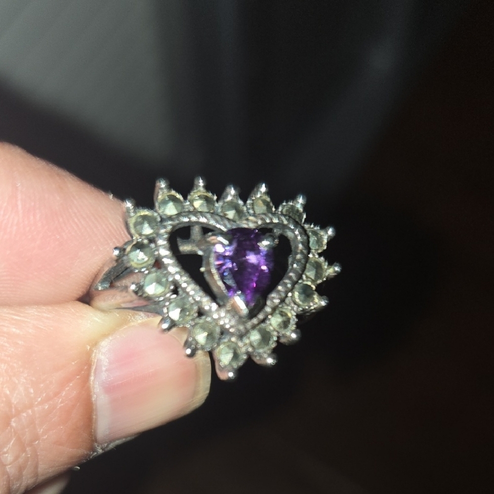 Exquisite Silver and Purple Heart Ring